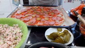 пиццы с ананасами и с колбасой!