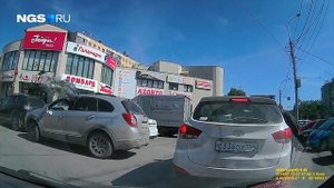 Девушка разбила лобовое стекло машины из-за замечания о парковке