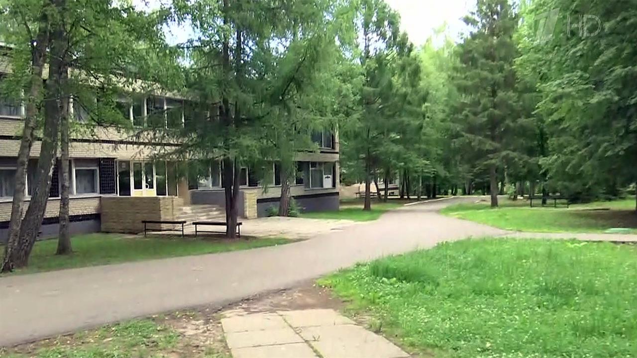 Вместо поездки в оздоровительный лагерь сотни школьников были вынуждены остаться дома