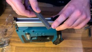 Makita DST221Z 18 V Li-ion LXT Stapler Crown Stapler XTS01Z 18V by Makita unboxing and instructions