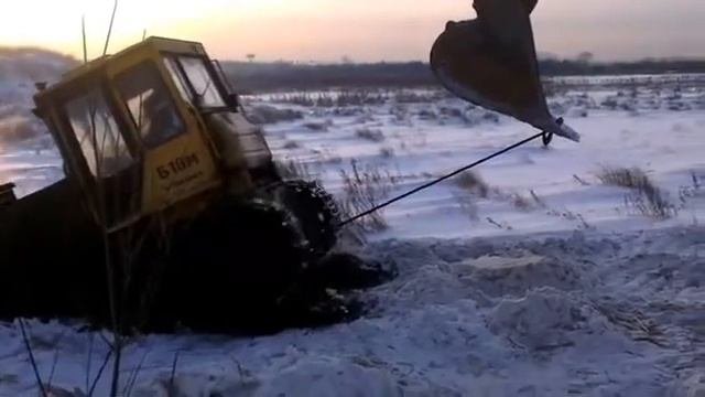 Достаем бульдозер из болота  Rescue Of Bulldozer  Rescate De Bulldozer  救援推土机