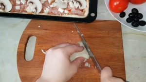 Открытый пирог пицца цыганка готовит. Пицца по - цыгански. Gipsy cuisine.