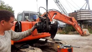Снятие основного насоса на экскаваторе HITACHI ZX 200
