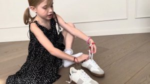 Примерка школьной формы и обуви для первоклассницы. Какие 3 пары обуви нужны в школе.