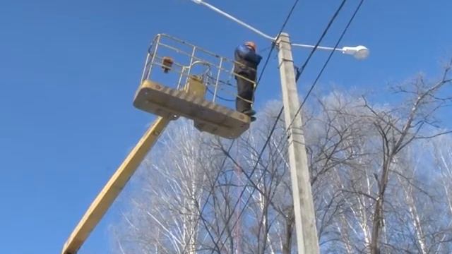 В Мысках проводятся работы по ремонту освещения.