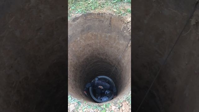 Как установить кольцо в колодец / Колодец Дмитров / Копка колодца смотреть онлайн