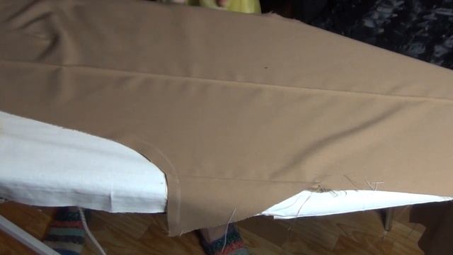 Фигурные рельефы, переходящие в складки на брюках палаццо. Интересная идея, простота пошива.