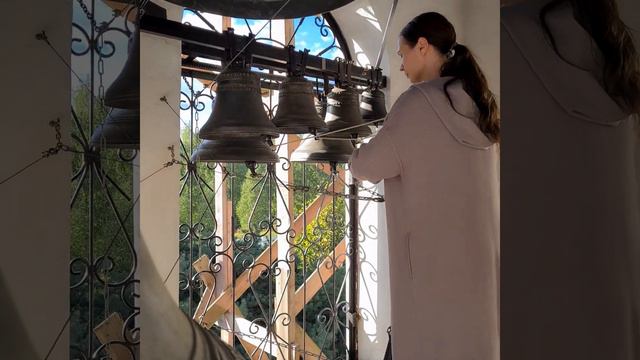 Вечерний звон в Сергиевом Посаде, сентябрь 2022, звонарь Агапия;) смотреть онлайн