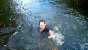 ПРИГНУЛ В ОДЕЖДЕ В ВОДУ