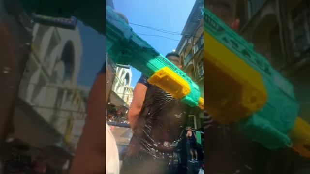 Что они творят в Паттайе! Полное видео смотри на канале! #songkran2024 #сонгкран