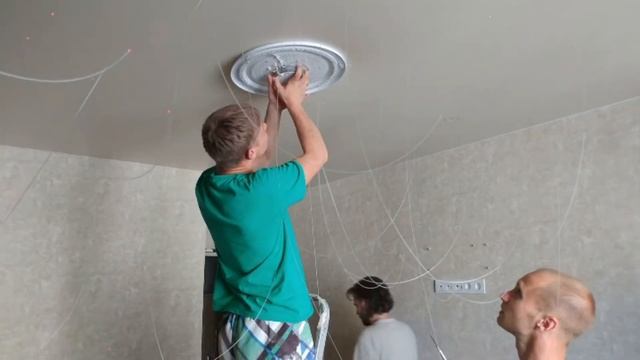 Монтаж люстры в натяжной потолок звездное небо.Stretch ceiling star sky. Installation of the lamp.