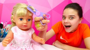 Кукла Эмили пришла в Салон Красоты! Игры в игрушки и куклы с Чичилав - Видео игры для девочек