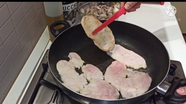 Куриные грудки / эскалопы с грибами. Рецепт на скорую руку. смотреть онлайн