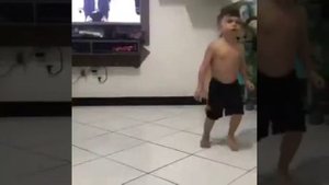 Дети набивают мяч.