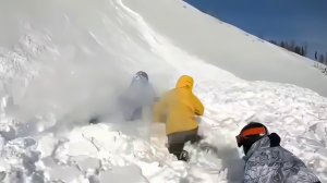 В Хакасии на сноубордиста сошла лавина, спортсмена в итоге удалось спасти.