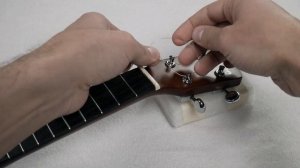 КАК ПОМЕНЯТЬ СТРУНЫ на УКУЛЕЛЕ | КЛИПИН