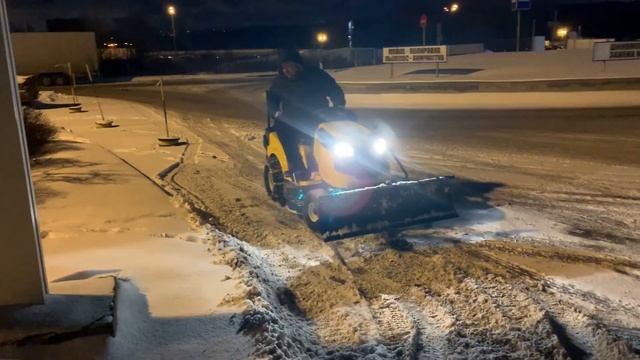 Уборка снега садовым трактором Cub Cadet.mp4