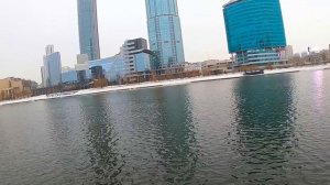 Рыбалка на спиннинг на городском пруду в начале апреля.mp4