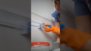 Какой краской покрасить молдинг на стене...