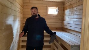 Обзор бани 6 на 4 с большой верандой, высокими сводами потолка и спальным местом на полатьях
