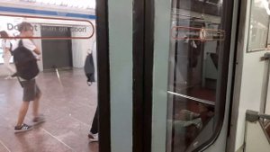 Закрытие дверей на станции закрытого типа.