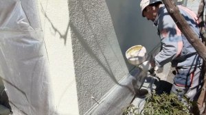 Нанесение барашка камешковой штукатурки через хопер