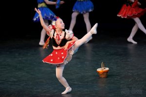 "На полянке", ансамбль "Ритмы детства". "On the meadow", the ensemble "Rhythms of childhood".