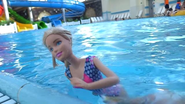 Куклы Барби - отдых в аквапарке. Игры для девочек смотреть онлайн
