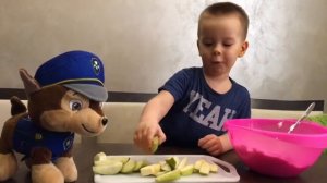 Гонщик из мультик Щенячий Патруль и ребенок готовит запеканку / Как приготовить десерт