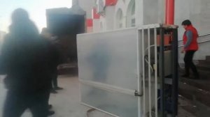 Погрузка холодильника на грузовое такси