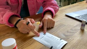 ЧТО ПОДАРИТЬ ПАРНЮ на день рождения — делаю лотерейный билет, бенто-торт, + идеи в конце ролика!