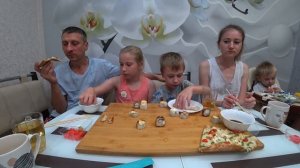 МУКБАНГ ура! ПАШЕ СНЯЛИ ГИПС! ПИЦЦА, РОЛЛЫ ПО СЛУЧАЮ  / ОБЪЕДАЕМСЯ ОТ ПУЗА ? #rolls #pizza