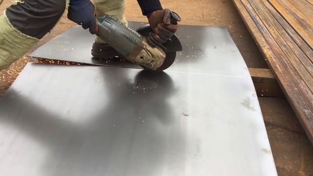 Как правильно порезать лист металла 1х2м, толщиной 1,5 мм, пополам, болгаркой. смотреть онлайн