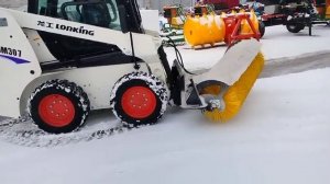 Наш лонкинг (бобкет) на уборке территории #ТИМЕР73 со щеткой чистит снег.
