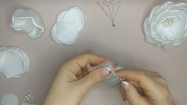 Бантики из атласной ленты 5 см .