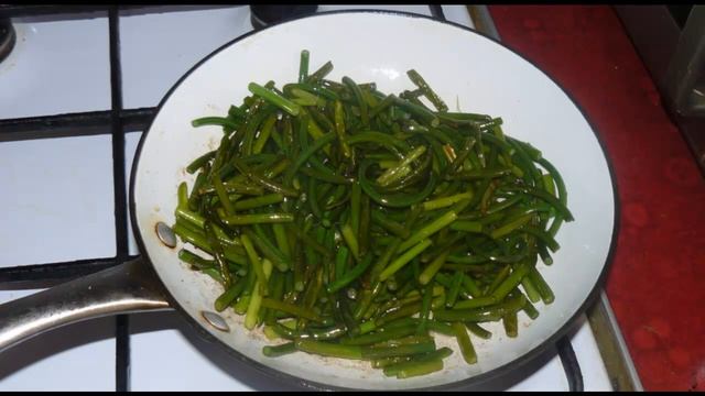 Просто вкусные жареные стрелки чеснока. смотреть онлайн