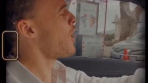 Керем Бурсин поёт !!!? #турецкийактер#постучивмоюдверь