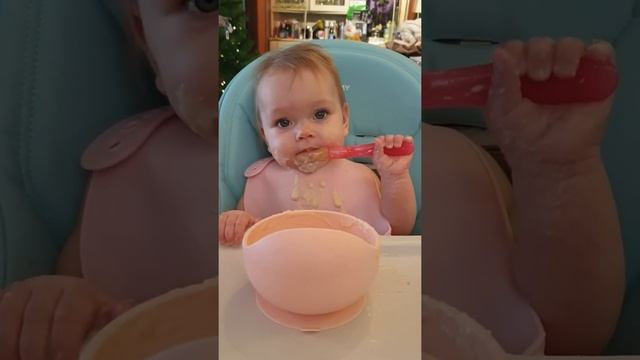 Ребенок в 9 месяцев самостоятельно ест кашу ложкой. смотреть онлайн