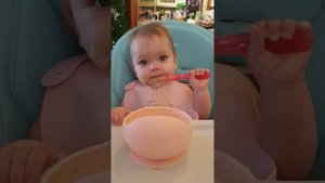 Ребенок в 9 месяцев самостоятельно ест кашу ложкой.