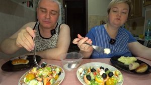 Мукбанг МУЖ довел до СЛЁЗ ? Ушла из за стола ? СКАНДАЛ на ровном месте! Ужин салат, картошка, купат