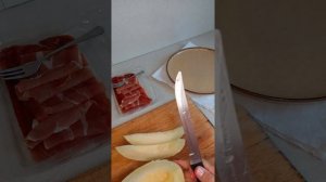 Дыня с хамоном.Всего 2 ингредиента.Сладкое солёное.