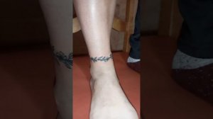 Элегантный тату браслет на ногу