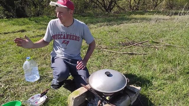 Полевая кухня. Перловая каша с домашней тушенкой в казане на костре.