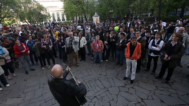 У памятнику Абаю исполняют Осень смотреть онлайн