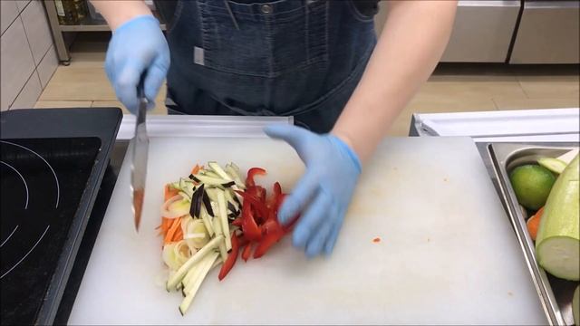 Морской окунь с овощами в стиле Wok