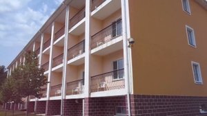 Барская усадьба, прогулка по отелю. Гостиничный корпус. Детская площадка. Корты. Берег Волги.