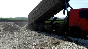 Разгрузка на самосвала хово на стройплощадке