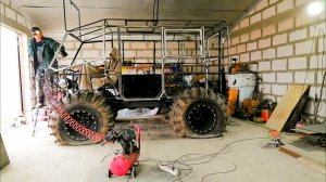 Вездеход на раме уаз, покрасил каркас кабины.