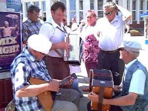 дядя Слава, дядя Леша и дед Коля. Канарейка. (Липецкий рынок.)