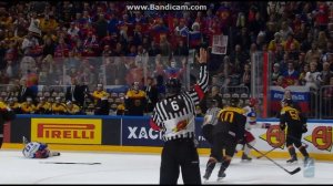 Немецкий хоккеист травмирует Сергея Мозякина